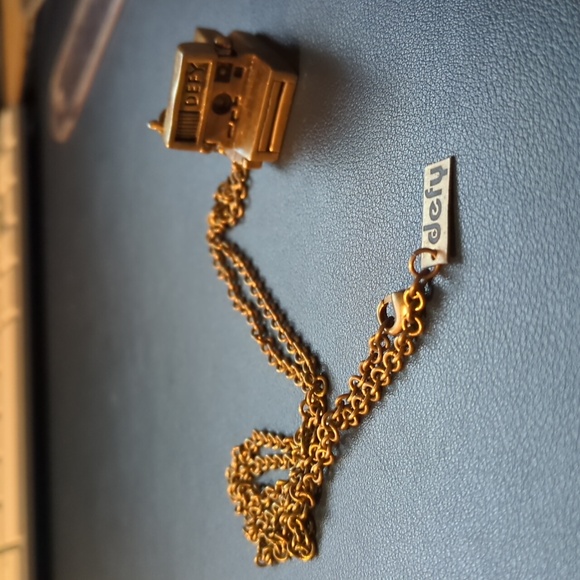 Polaroid camera necklace - Picture 1 of 4